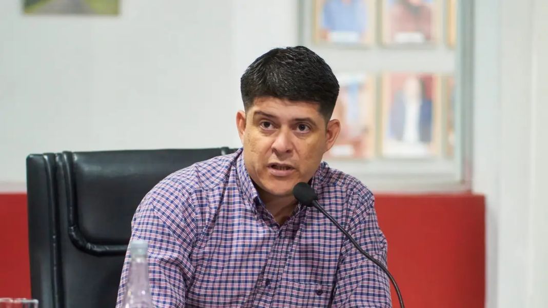 Concejal Gerónimo Cabrera durante la sesión del Concejo Deliberante de Valle Viejo