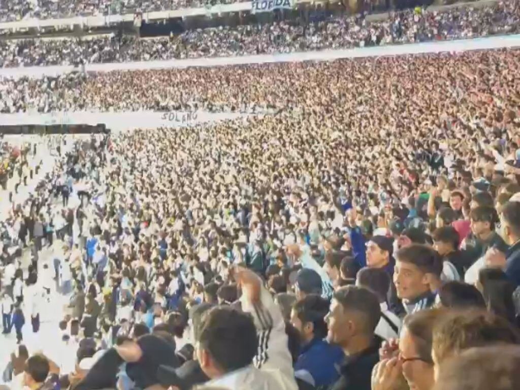 Hinchas en las tribunas del estadio Monumental durante la previa del partido despedida de Lionel Messi