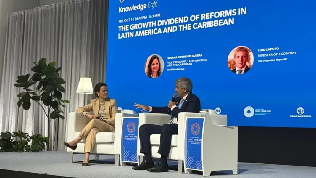 Luis Caputo durante su exposición en las Reuniones Anuales del FMI y el Banco Mundial en Tailandia