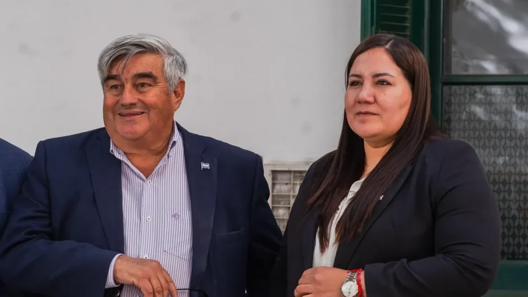 Silvana Carrizo y Mamerto Acuña durante una conferencia de prensa