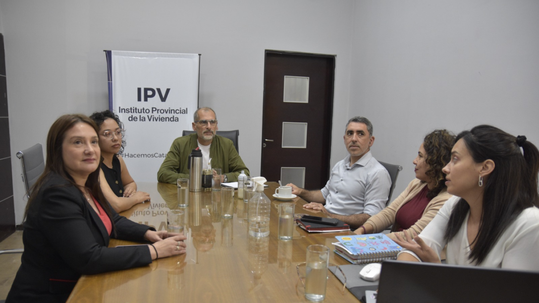 Reunión de trabajo entre el IPV, el Centro de Ingenieros y la Unión de Arquitectos de Catamarca para implementar el etiquetado de viviendas.
