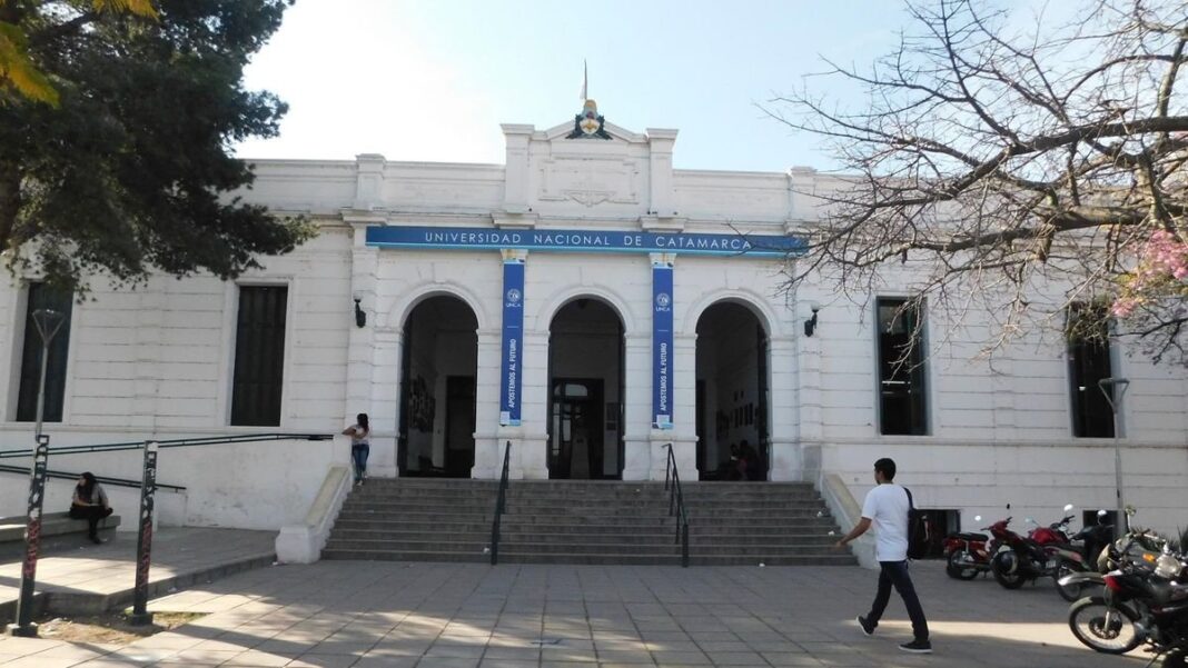 Estudiantes universitarios en un encuentro académico en la Facultad de Humanidades de la UNCA