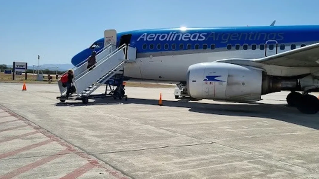 Avión de Aerolíneas Argentinas en la plataforma del aeropuerto