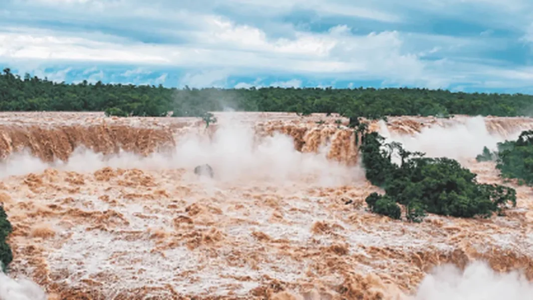 Vista de las Cataratas del Iguazú con caudal elevado