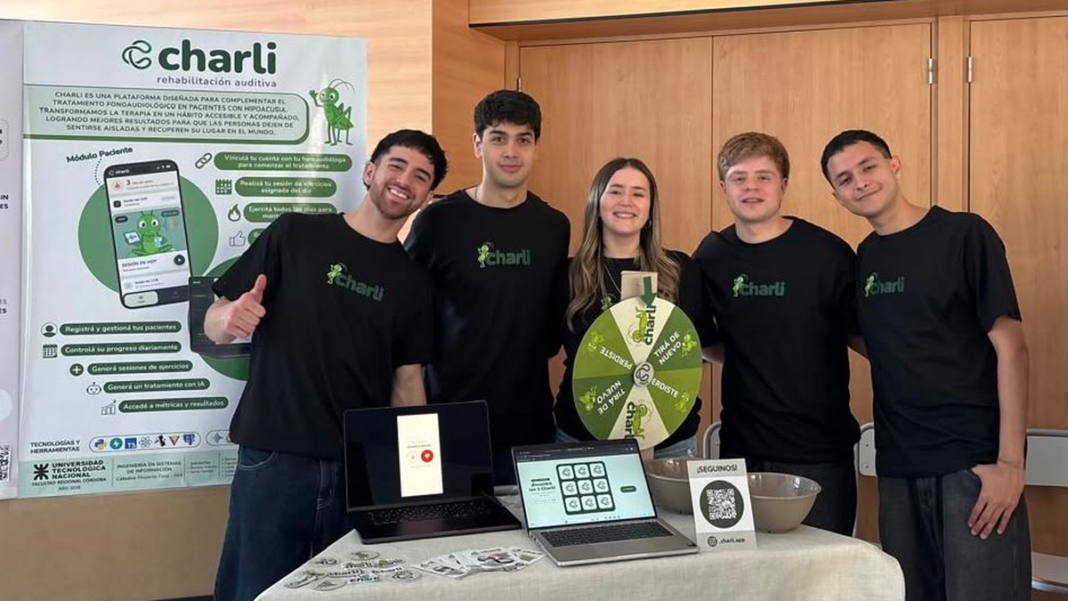 Jóvenes desarrolladores de la aplicación Charli para hipoacusia
