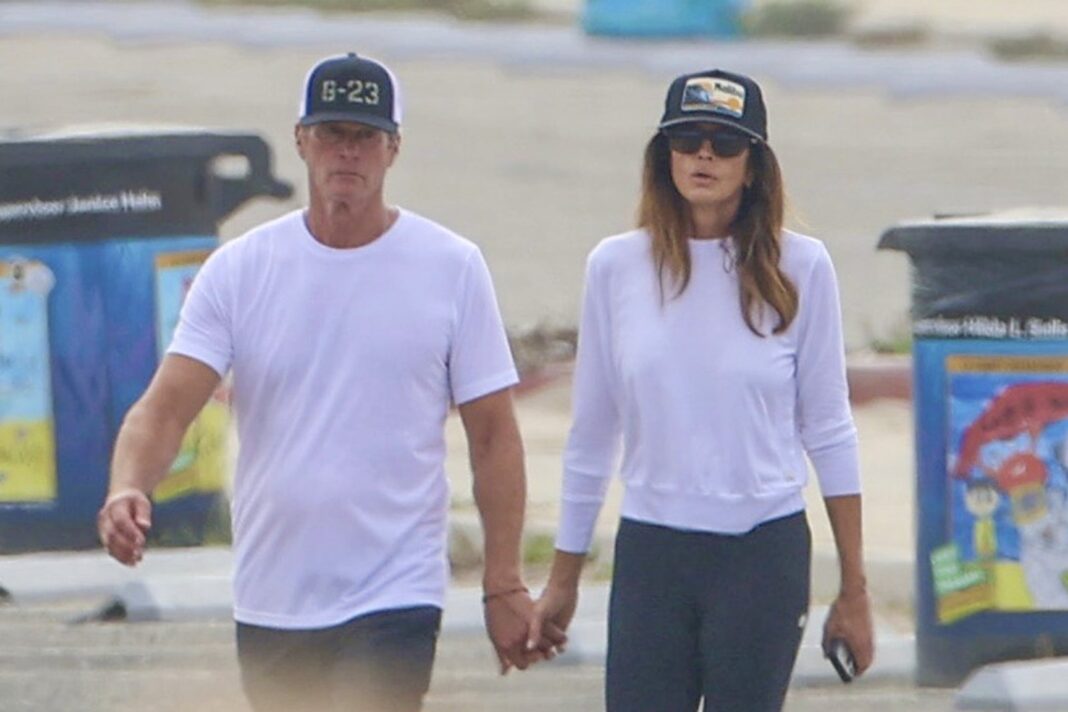 Cindy Crawford y Rande Gerber caminando por la playa de Malibú