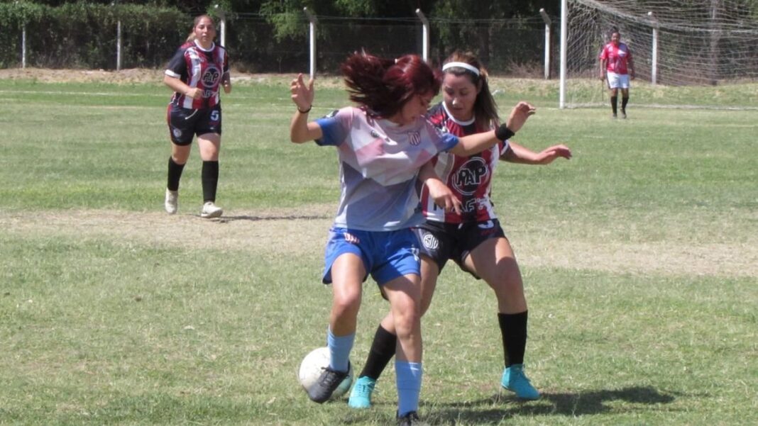Partido de fútbol femenino en el Micro Estadio Evita de San Antonio, Fray Mamerto Esquiú
