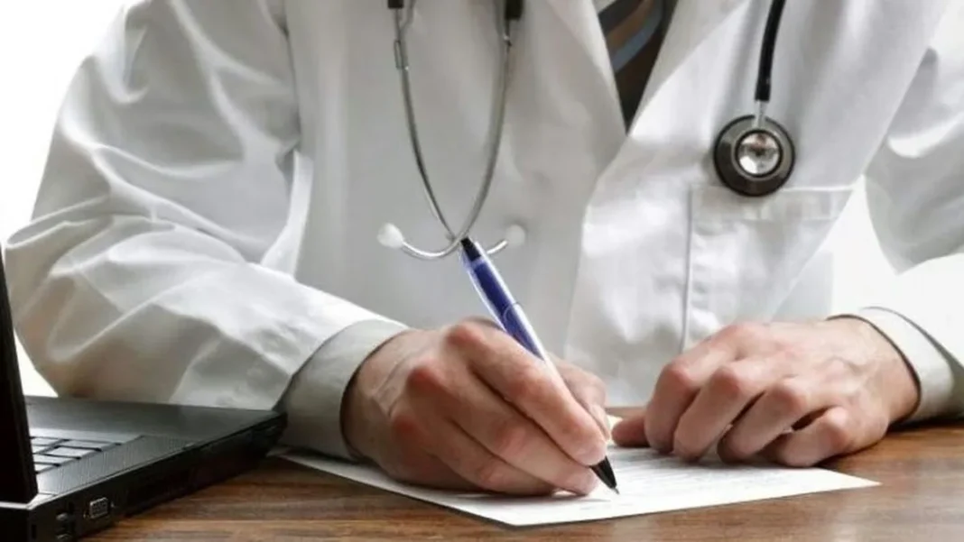 Pacientes esperando atención médica en un centro de salud