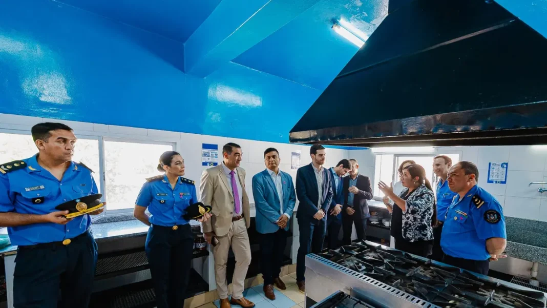 Autoridades durante la inauguración de la cocina remodelada de la Escuela de Cadetes