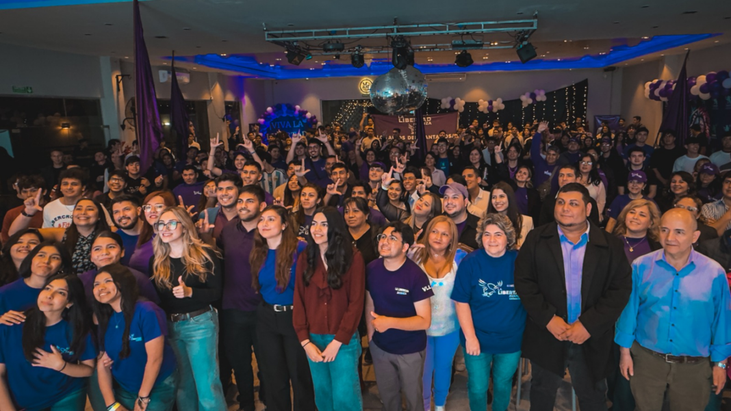 Jóvenes participando del Congreso Provincial de la Juventud Libertaria en el Salón ML del dique El Jumeal, Catamarca