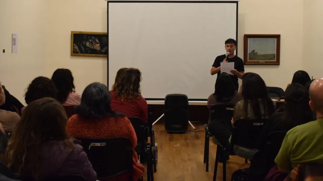 Participantes del taller Crónicas Catuchas durante la lectura pública en el CATA