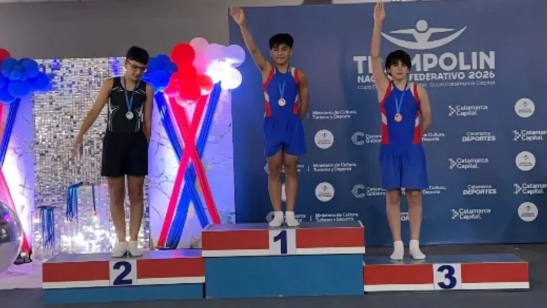 Deportistas catamarqueños compitiendo en el Torneo Nacional de Gimnasia Trampolín en el Predio Ferial