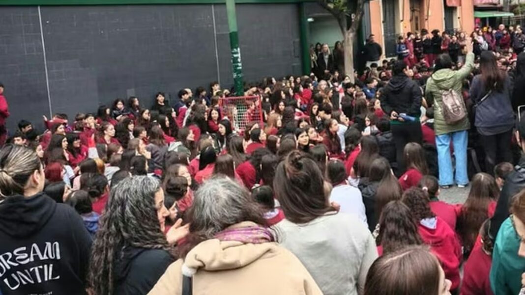 Protesta frente al Colegio Modelo de Lomas de Zamora por imágenes sexuales falsas creadas con IA