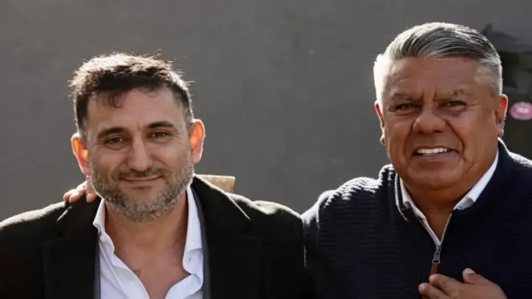Ariel Vallejo, dueño de Sur Finanzas, junto a Claudio Chiqui Tapia