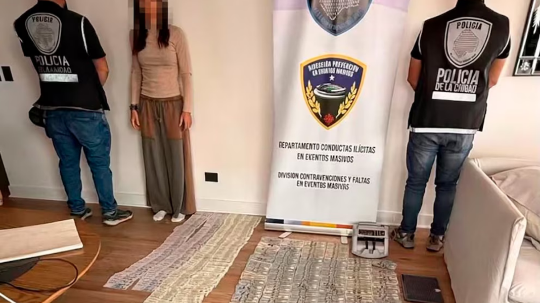 Policía durante un allanamiento por reventa de entradas para la despedida de Messi