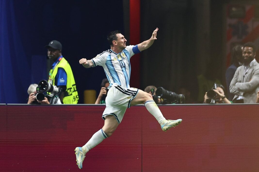 Lionel Messi celebrando un gol con la camiseta de la selección argentina