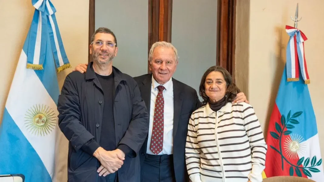 Vicegobernador Rubén Dusso y senadora Lucía Corpacci junto a Juan Manuel Olmos en Casa de Gobierno