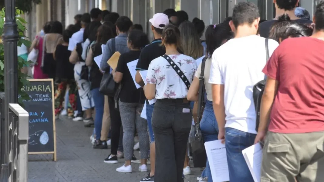 Personas esperando atención en un centro de salud público