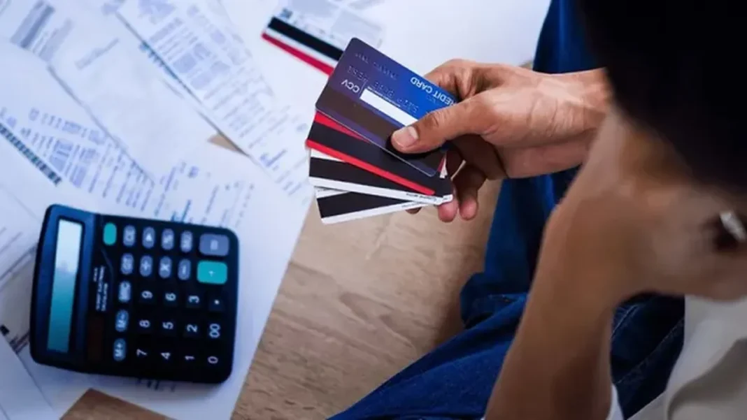 Persona revisando sus finanzas personales en una computadora