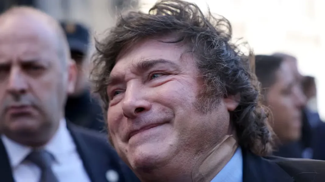 Javier Milei con una venda en el cuello durante su visita a España