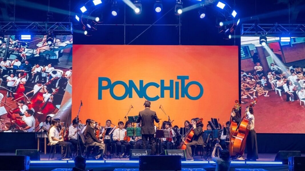 Niños y jóvenes de la Orquesta Infantil y Juvenil de Choya durante su presentación en El Ponchito 2026