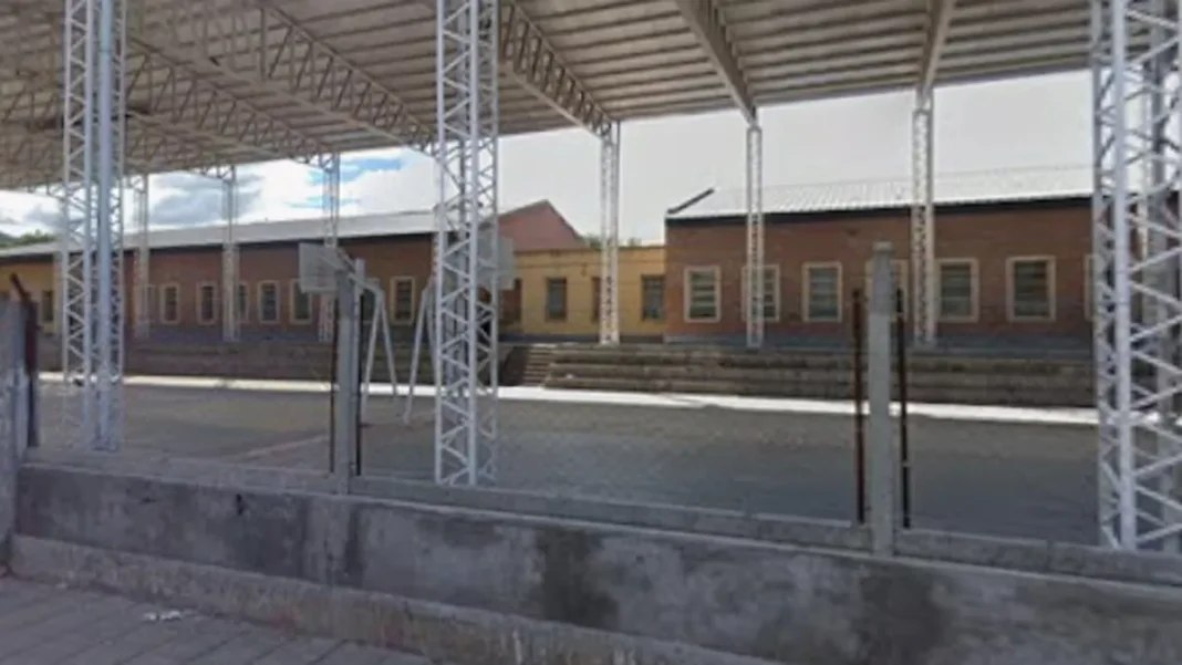 Fachada de la Escuela Secundaria N° 76 Dr. Alfonso María de la Vega en Catamarca