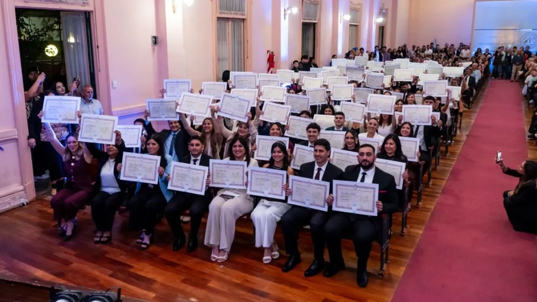 Autoridades académicas y graduados durante la entrega de diplomas en el Aula Magna de la UNCA
