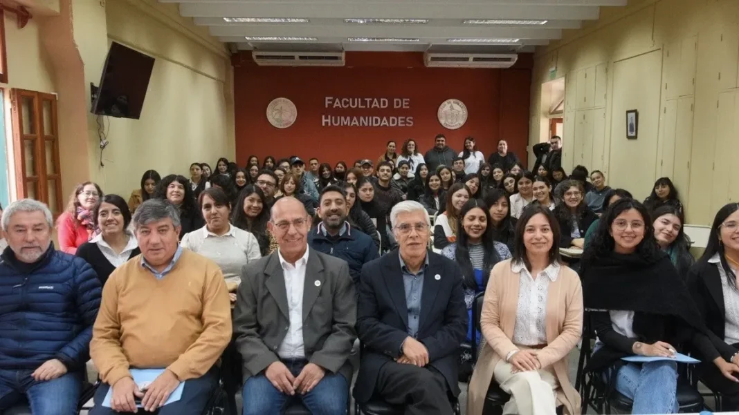 Estudiantes y docentes participando en el I Encuentro de Estudiantes de Trabajo Social del Norte Grande en la Facultad de Humanidades de la UNCA
