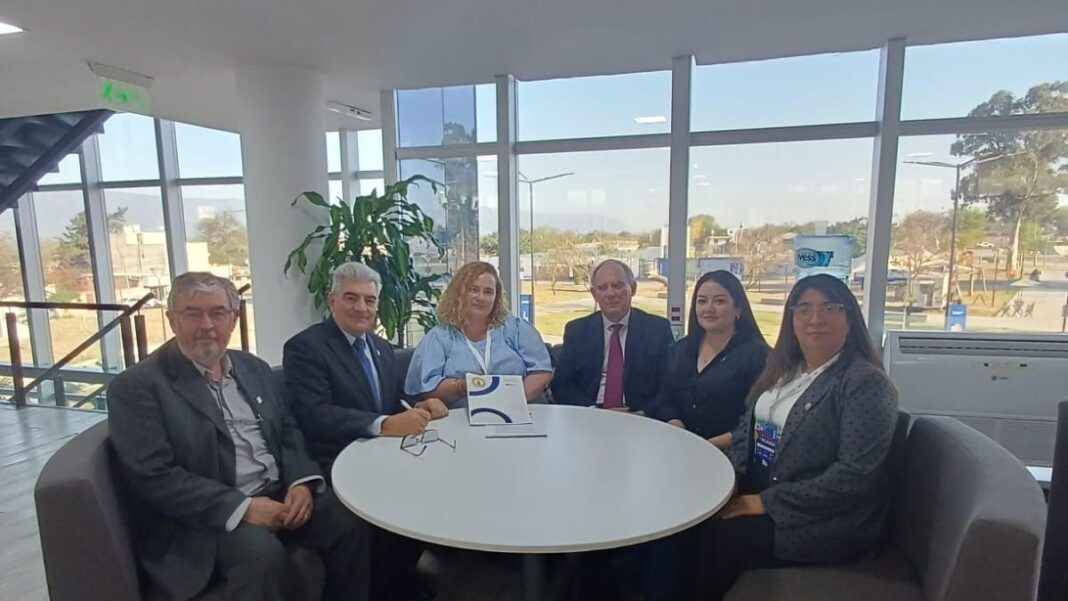 Firma del convenio entre la Facultad de Tecnología y SEGEMAR