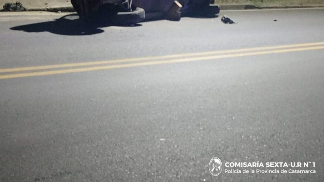 Camioneta Renault Kangoo gris volcada en la avenida Bonifacio Cobacho