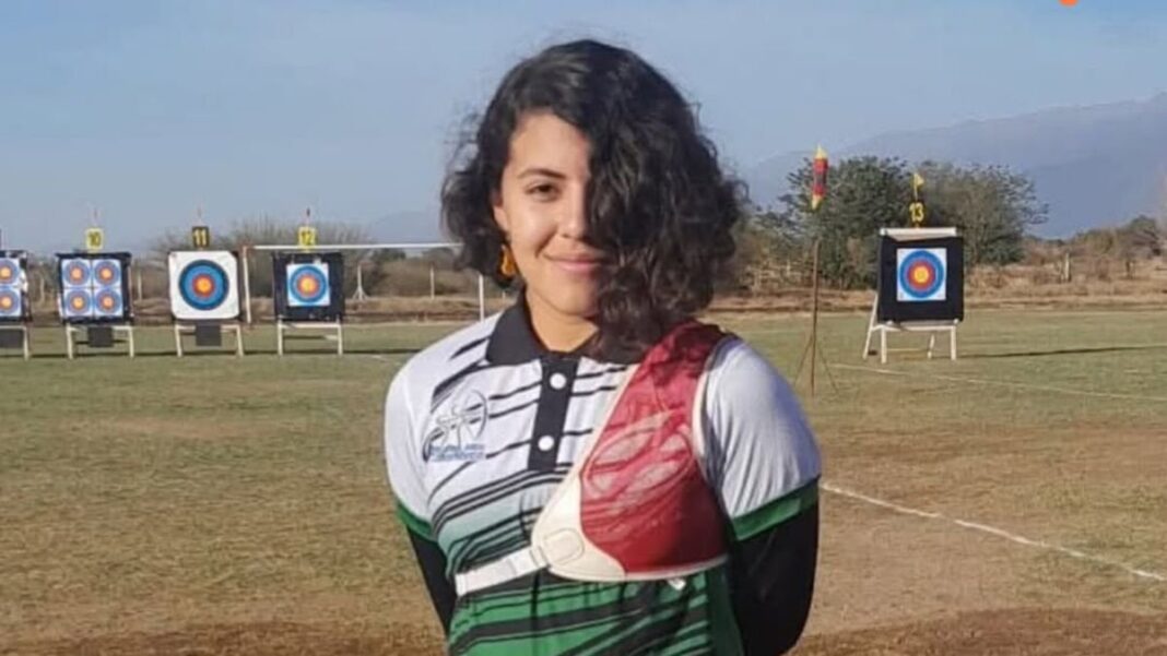 Fernanda Varas practicando tiro con arco