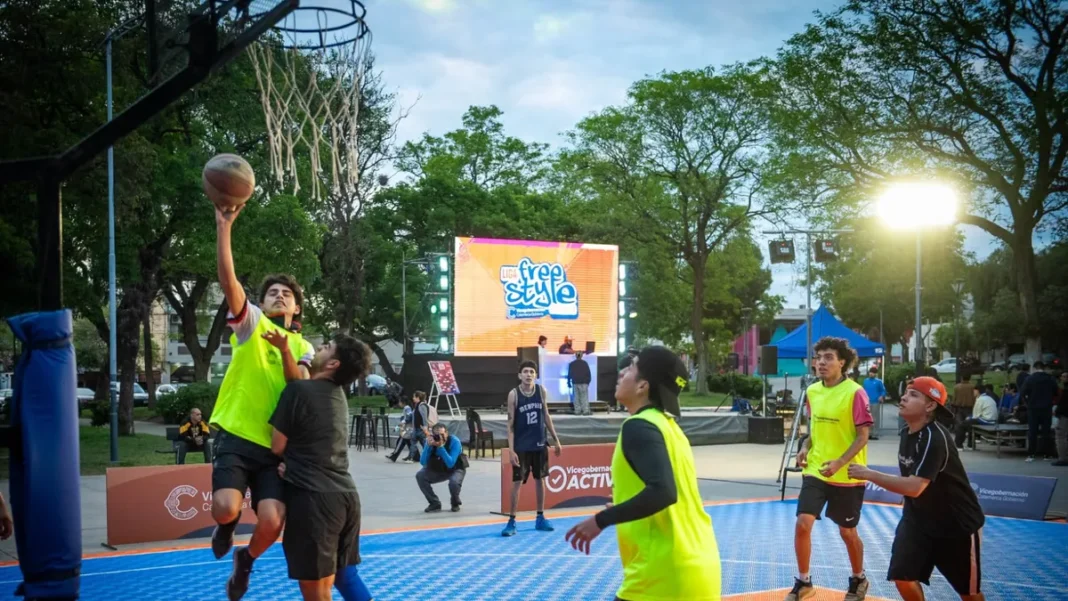 Jóvenes participando en la final de básquet 3x3 en la Plaza Virgen del Valle