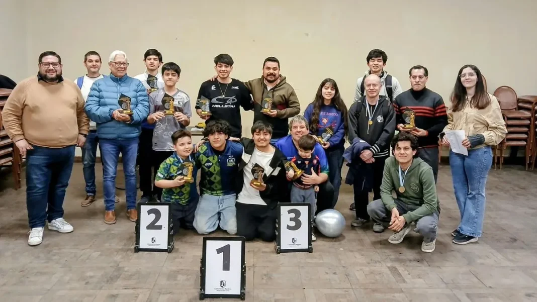 Jugadores de ajedrez durante el Torneo Anual Catamarqueño 2026 en el Club Social