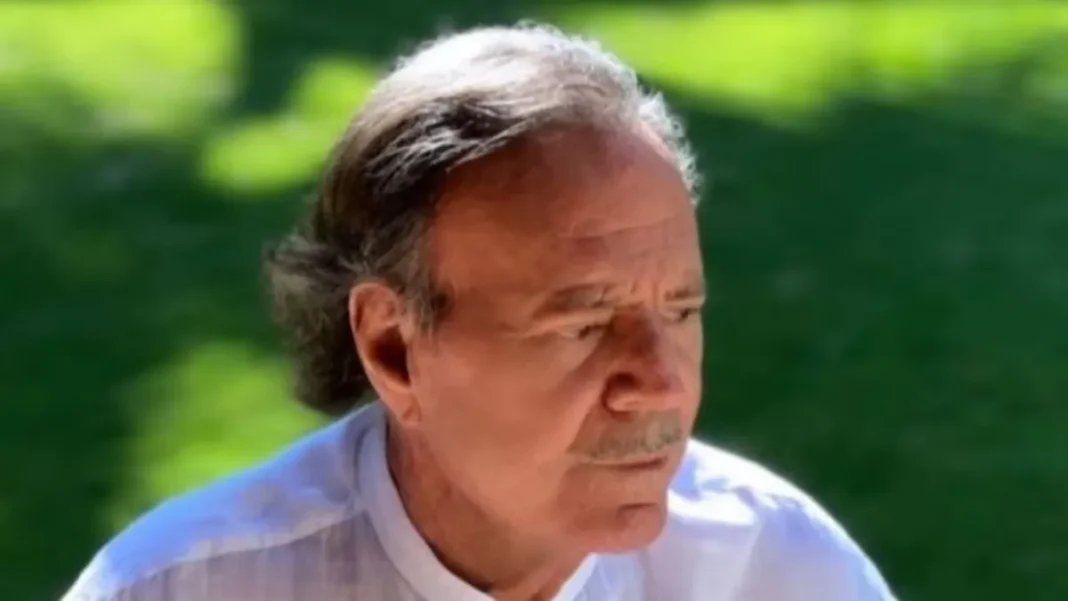 Julio Iglesias durante una presentación