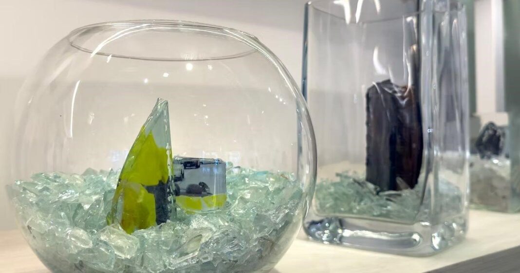 Obra de la exposición Nací Azul de Sonia Braun con vidrio roto y fotografías
