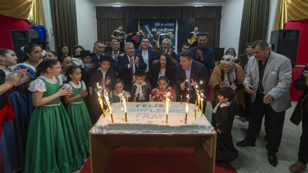 Autoridades y vecinos durante el acto conmemorativo en Fray Mamerto Esquiú