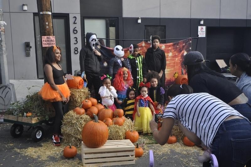 Personas disfrazadas caminando por una calle peatonal durante Halloween en Nueva York
