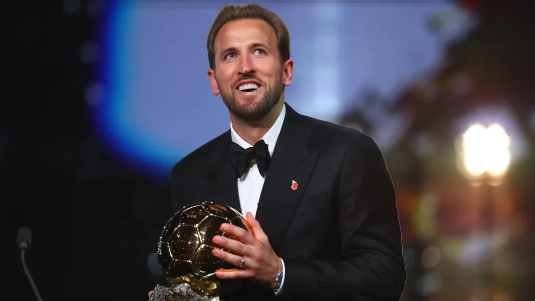 Harry Kane con el trofeo del Balón de Oro en la ceremonia de Londres