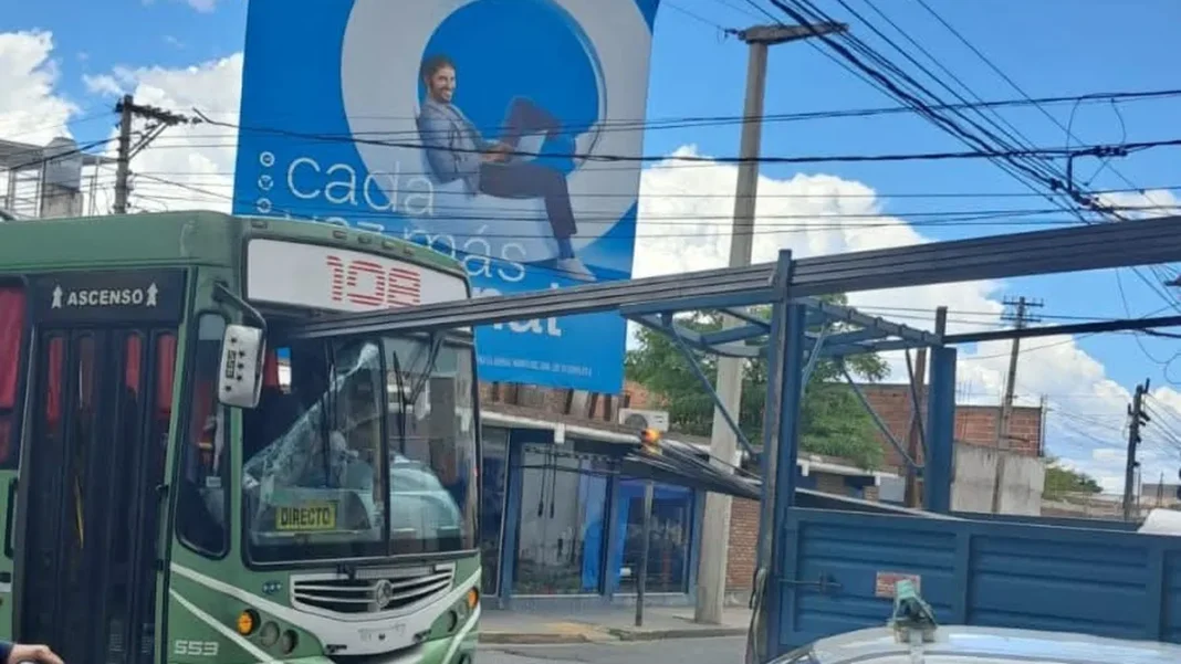 Colectivo con parabrisas dañado por hierros tras choque con camión en avenida Güemes