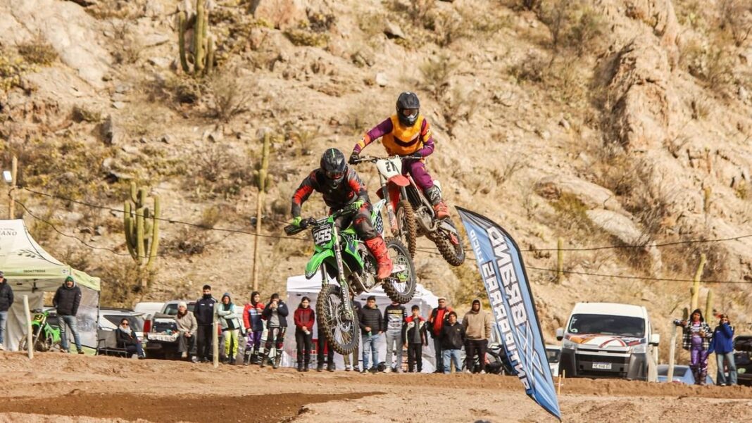 Pilotos de motocross y enducross compitiendo en el anfiteatro Tinku Naku de Icaño durante la fecha nocturna del Regional NOA