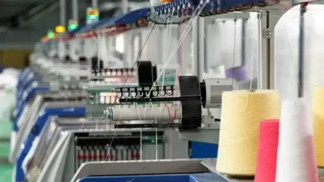 Fábrica textil con máquinas de coser en producción