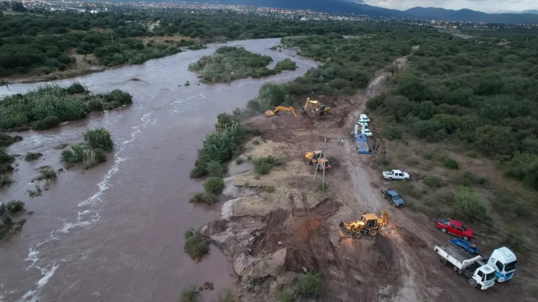 Obras de limpieza y encauzamiento de ríos en Catamarca para prevenir inundaciones por El Niño