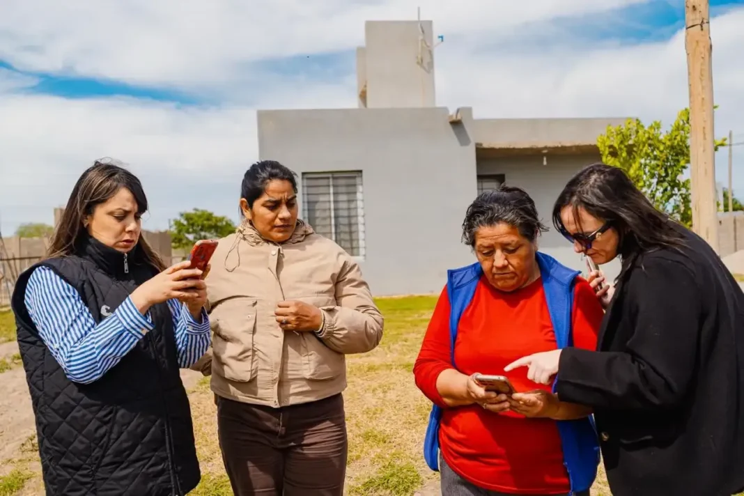 Autoridades y vecinos durante la instalación de una alarma vecinal en el barrio Más Saadi de Valle Viejo