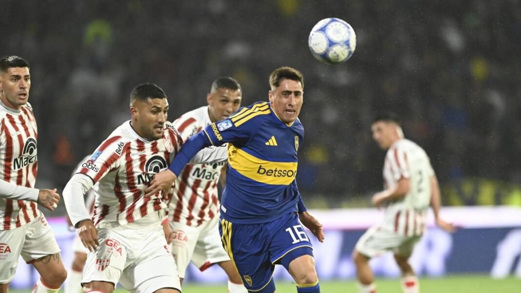 Jugadores de Instituto y Boca disputan la pelota en el estadio Kempes durante el empate 2-2 por la fecha 12 del Torneo Clausura