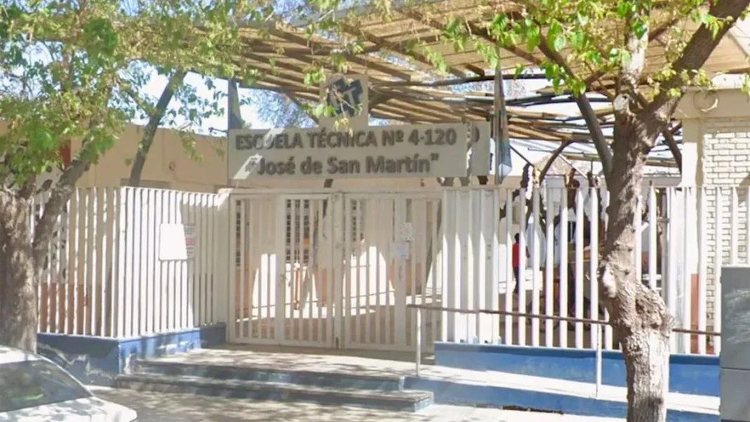 Fachada de la Escuela Técnica N°4-120 General José de San Martín, en Mendoza