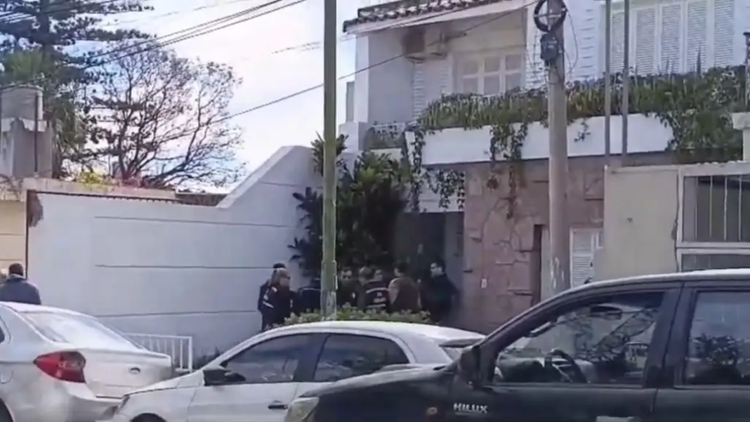 Fachada de una vivienda en el centro de Catamarca, escenario del robo investigado.