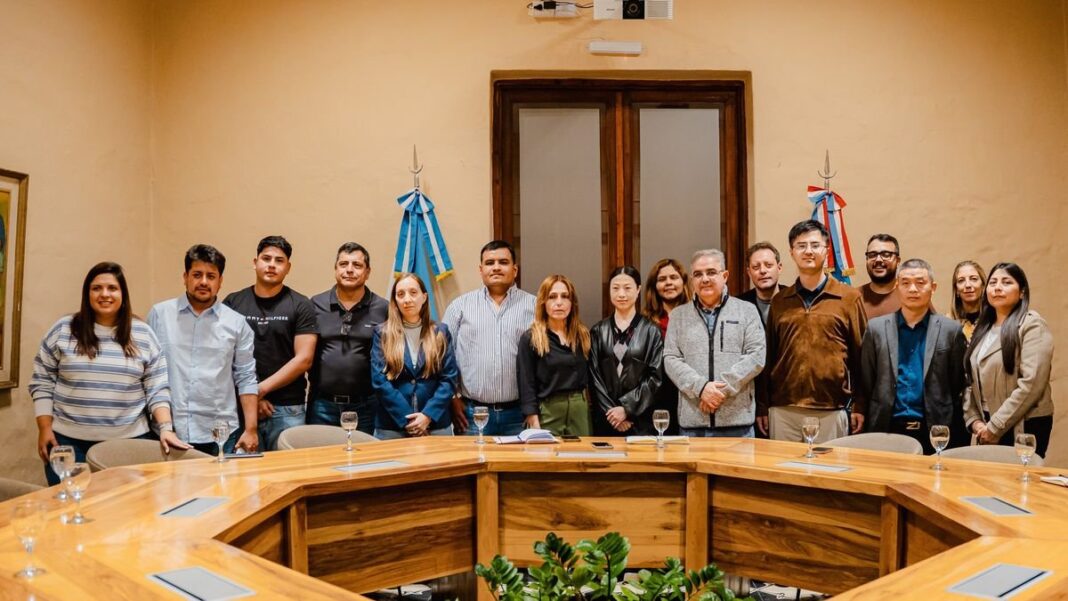 Reunión entre el gobernador Raúl Jalil y representantes de CAPROMITI y Zijin-Liex en Catamarca