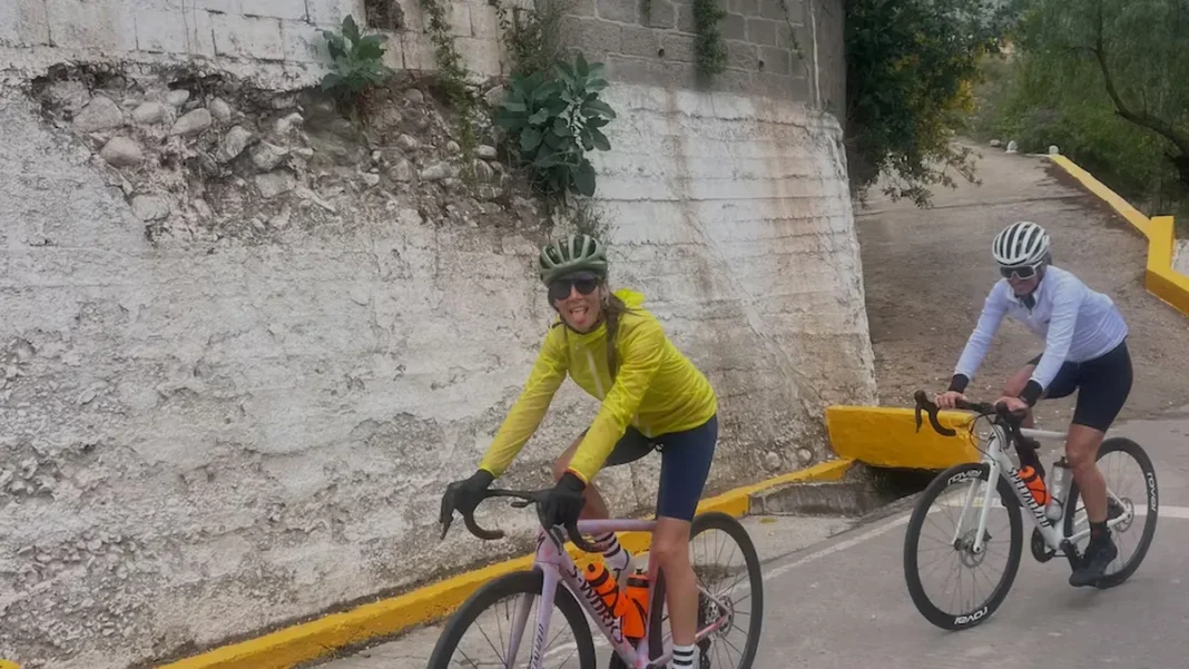 Juana Viale junto a Juan Pablo Cadario y otra ciclista en un taller durante la jornada de ciclismo en El Rodeo, Catamarca