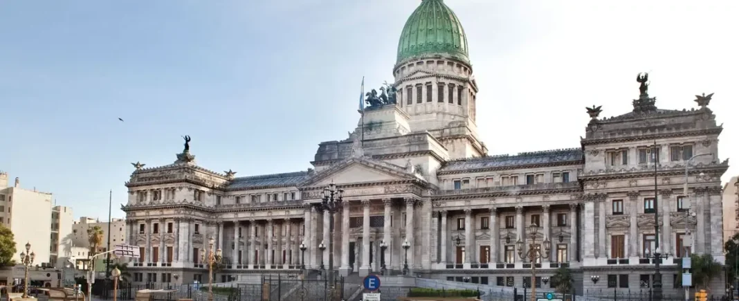 Fachada de un juzgado federal con la bandera argentina