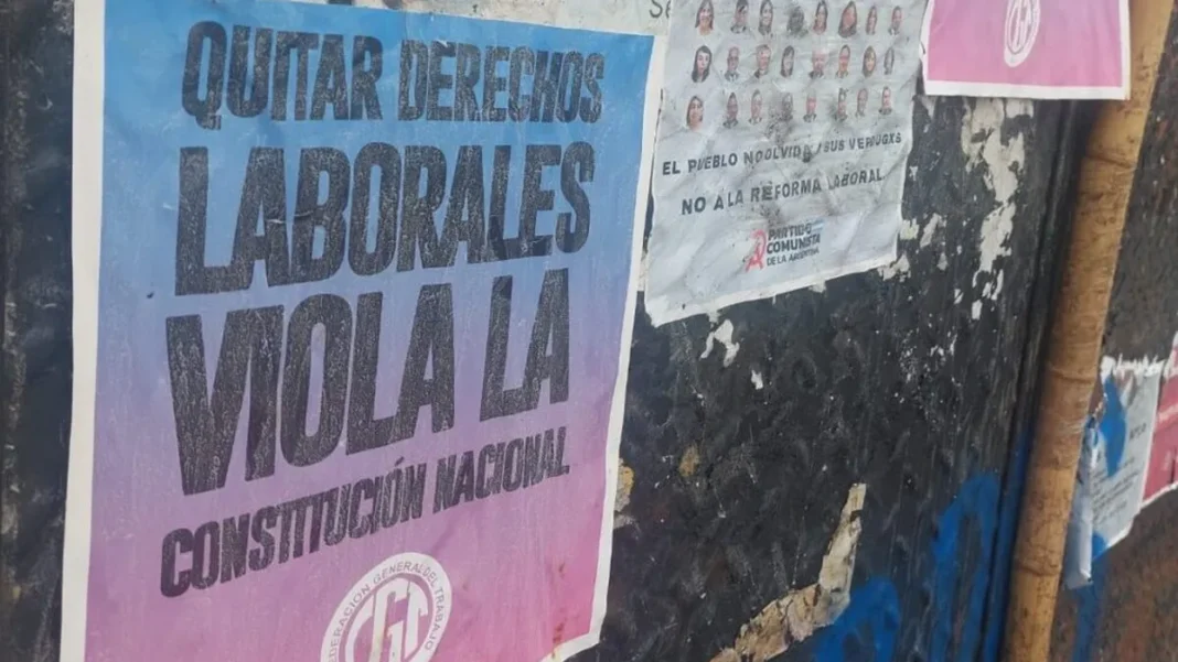 Martillo de juez sobre la Constitución Nacional